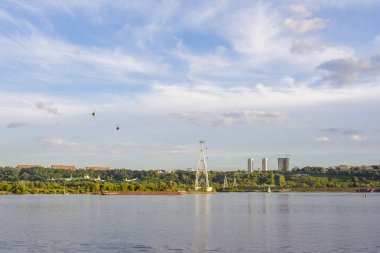 Gün batımında teleferik ile Volga Nijniy Novgorod