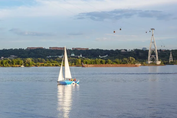 Teleferik Nijniy Novgorod arka plan üzerinde Nehri üzerinde beyaz yelkenli