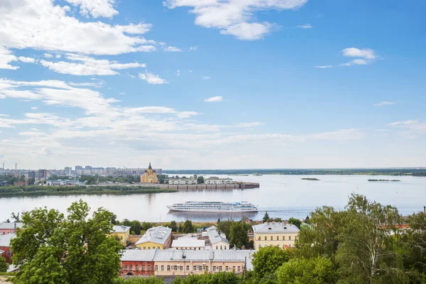 Houses on a high bank and an arrow in Nizhny Novgorod — Stock Photo, Image