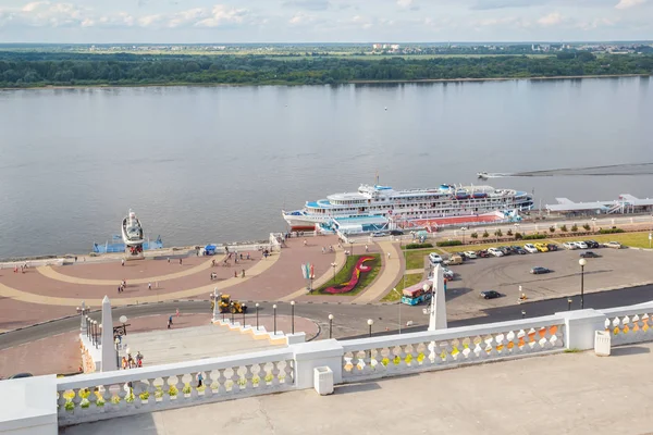 Nave de pasaje y escalera de Chkalovskaya en Nizhny Novgorod — Foto de Stock