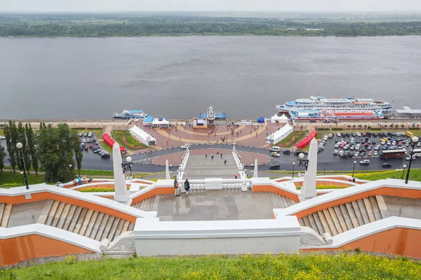 Nizhny hiçbir rıhtımın Chkalovskaya merdiven ve motor gemi — Stok fotoğraf