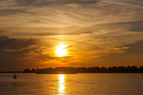 Silhouette du navire à passagers sur fond de coucher de soleil — Photo