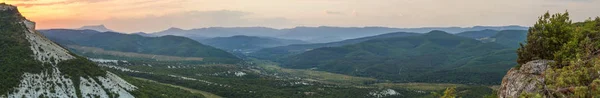 View from the Kyz-Kermen plateau to the slope of an adjacent plateau in the Crimean mountains at sunset — Stock Photo, Image