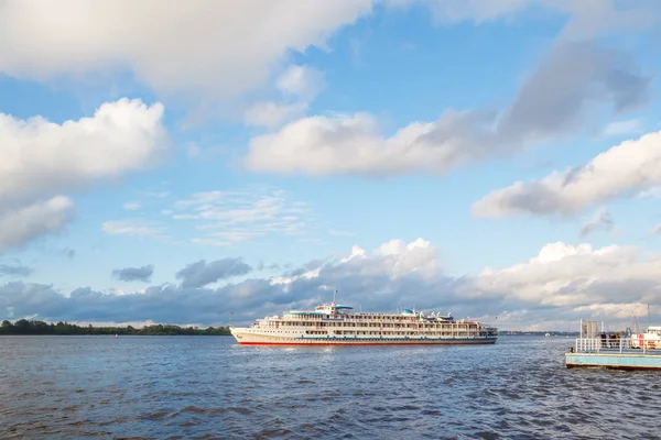 Fartyget avgår till Volga — Stockfoto