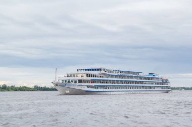 Cruise gemi yelken Nehri boyunca