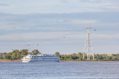 Teleferik n desteğiyle bir turist gemisi yaklaşıyor