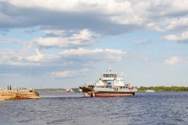 Novgoro Bor şehri feribot rıhtım kıyıya yakın: