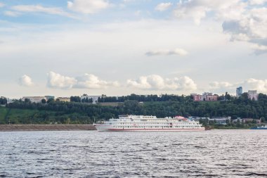 Arka plan o Volga Nehri boyunca nehir gemisi gider