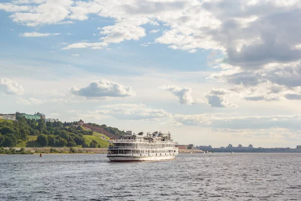 Nave da crociera turistica si avvicina Nizhny Novgorod — Foto Stock