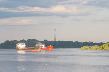 Nehirde iki kargo gemisi
