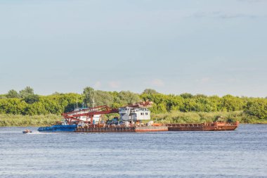 Yüzer vinç nehir boyunca hareket ediyor