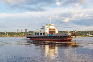 Feribot Volga Nehri yakınında Nijniy Novgorod yansıtılır