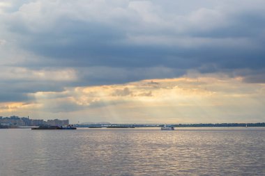 Güneş ışınlarının Nijniy Novgorod ok aydınlatmak ve