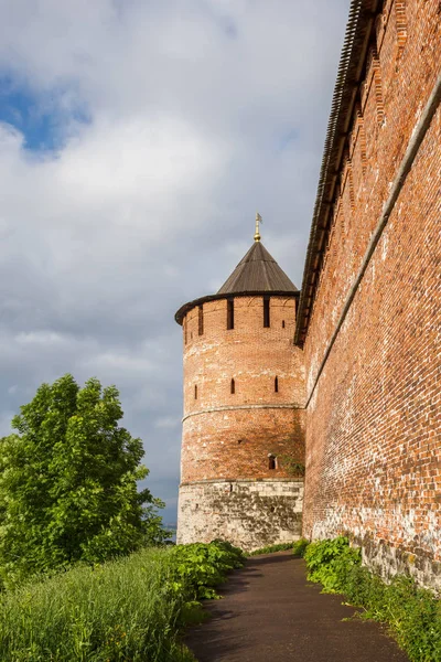Nijniy Novgorod Kremlin'in Beyaz Kule yolu