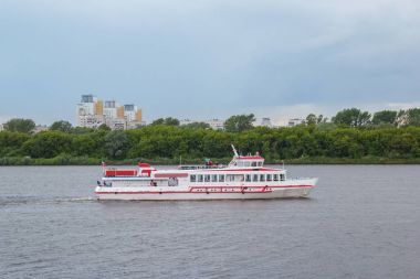 Tamam Nehri üzerinde şehrin arka planda yürüyen nehir tekne