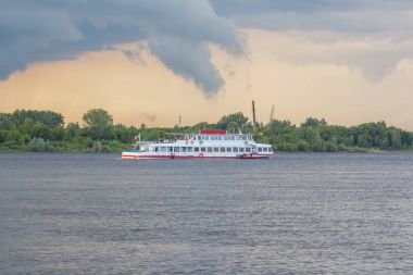 Gemi güzel ışıklı bir bulut içinde arka plan üzerinde yürüme