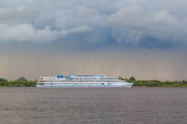 Geminin arka planda Volga banka boyunca gider bir