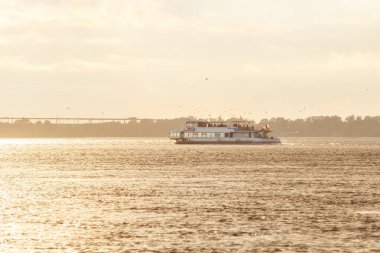 Yürüyerek bir gün batımında Volga Nehri teknede