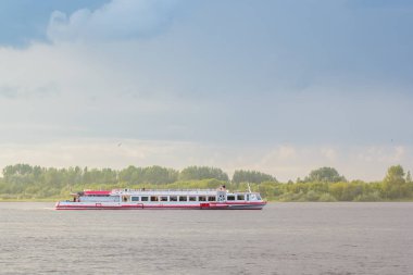 Günbatımı renkli bir ışık Nehri üzerinde yürüyen nehir tekne