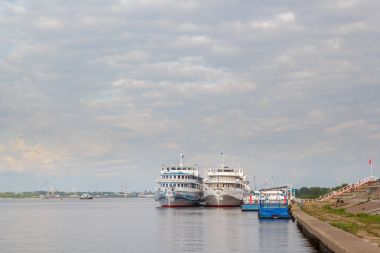 Nijniy Novgorod iskelede iki yolcu motor gemi Park