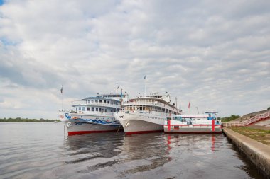 İki yolcu motor gemi Nizhny Novg şehir iskelede