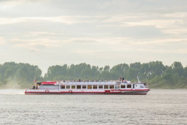 Bir yürüyüş boyunca akşam Volga Nehri teknede