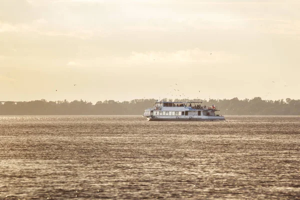 A river boat at sunset on the river — Stock Photo, Image