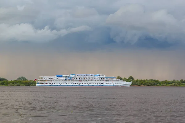 A hajó megy a háttérben a Volga mentén egy — Stock Fotó