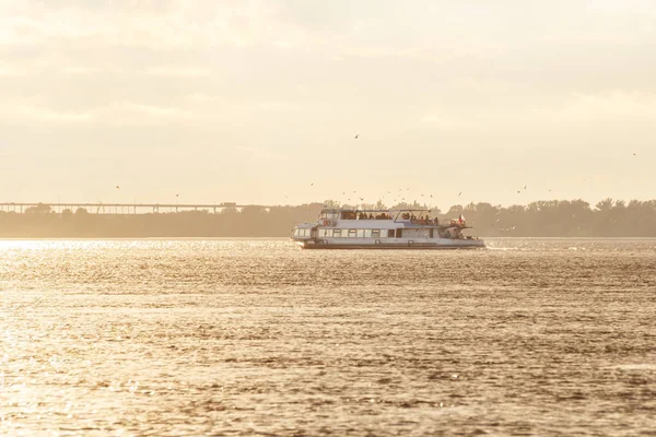 A walk on a river boat on the Volga at sunset — Stock Photo, Image