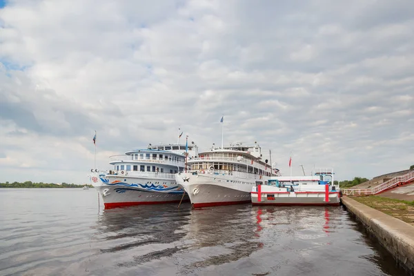 İki yolcu motor gemi Nizhny Novg şehir iskelede
