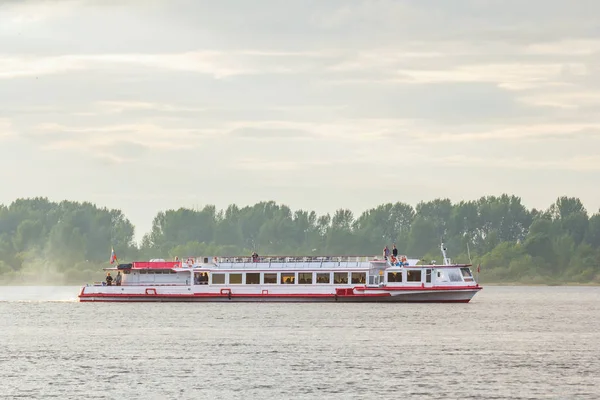 Bir yürüyüş boyunca akşam Volga Nehri teknede