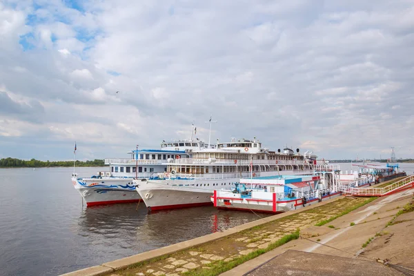 İki yolcu gemileri ile Pier