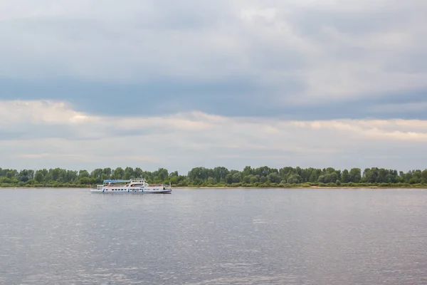 Walking Ship goes along the river coast — Stock Photo, Image