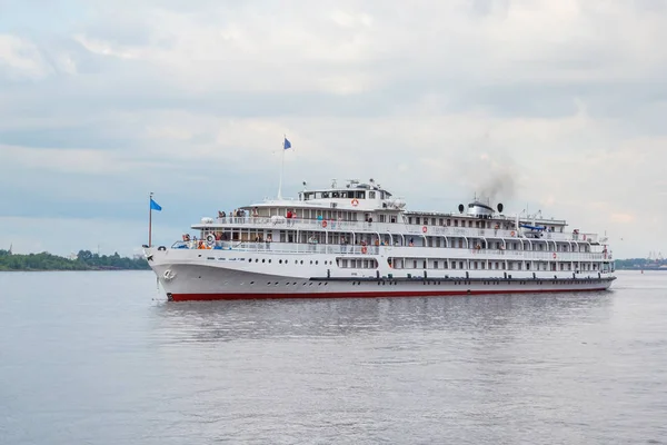 Volga Nehri boyunca üç katlı motorlu gemi Buhar altında gider