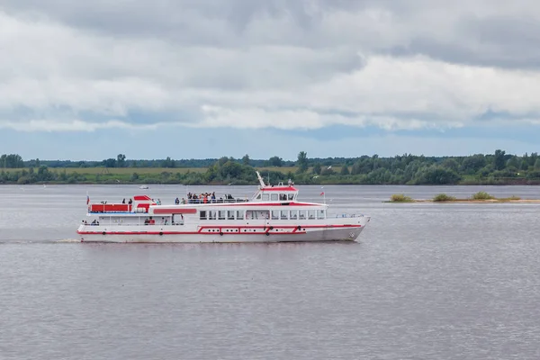 Séta a folyami hajó a Volga — Stock Fotó