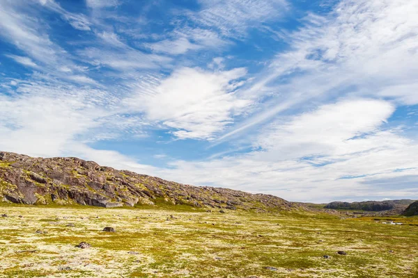 Kola Yarımadası taşlı tepe üzerinde güzel bulutlar