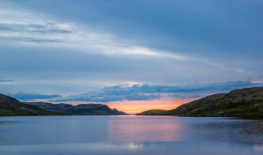 Gün batımı göl Fedorovskoe Kola Yarımadası üzerinde ışık
