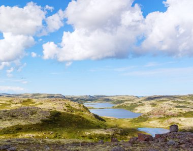 Tundra tepenin üst Gölü sistemden görünümünü