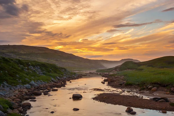 Luz amarilla del atardecer sobre el río en la tundra norteña en el —  Fotos de Stock