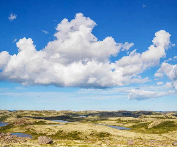 Tepeler, göller ve Summer Tundra gökyüzünde bulutlar görünümünü