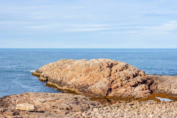 Roca en el mar de Barents en la península de Kola — Foto de Stock
