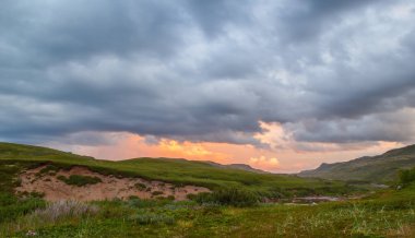 Yağmur bulutları tundra aracılığıyla günbatımı