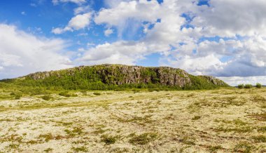 Kurtlar Vadisi moss ve Uzaktan taşlı tepe ile kaplıdır
