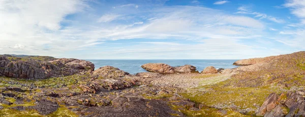 Vista del mar de Barents desde la costa pedregosa —  Fotos de Stock