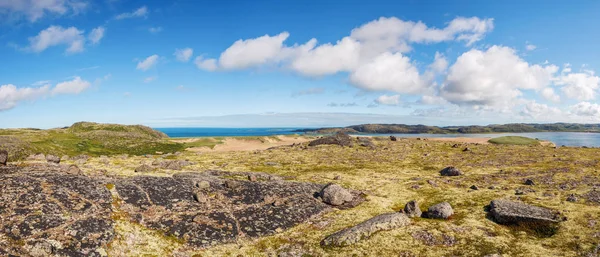 Bucht des Barentsmeeres vor der Küste der Halbinsel Kola — Stockfoto