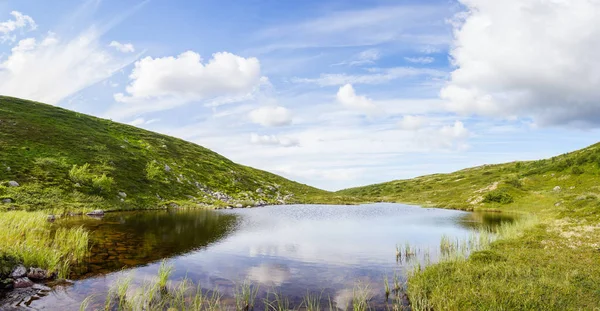 Klares Wasser in einem Bergsee — Stockfoto