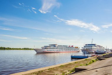 Volga Nehri boyunca bir yolculukta dört katlı motorlu gemi gider