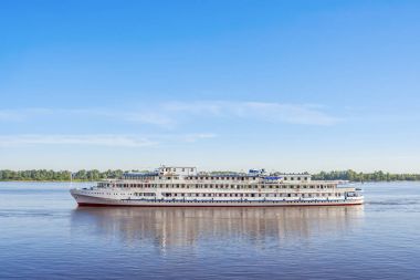 Yolcu gemisi suya yansıyan