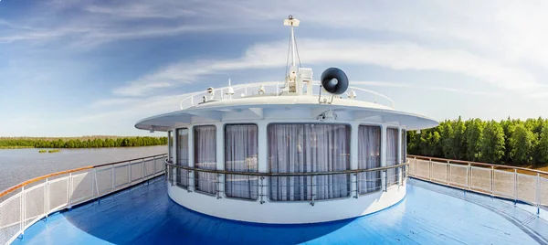 Panorama av däcket på en passagerarbåt floden — Stockfoto