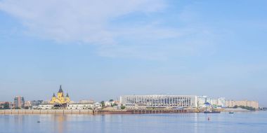 Alexander Nevsky Katedrali ve t kıyısında bir spor Stadyumu
